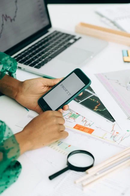 Des post-it remplis d’idées de marketing pour les fêtes, destinées aux campagnes de Noël sur les réseaux sociaux et par email.